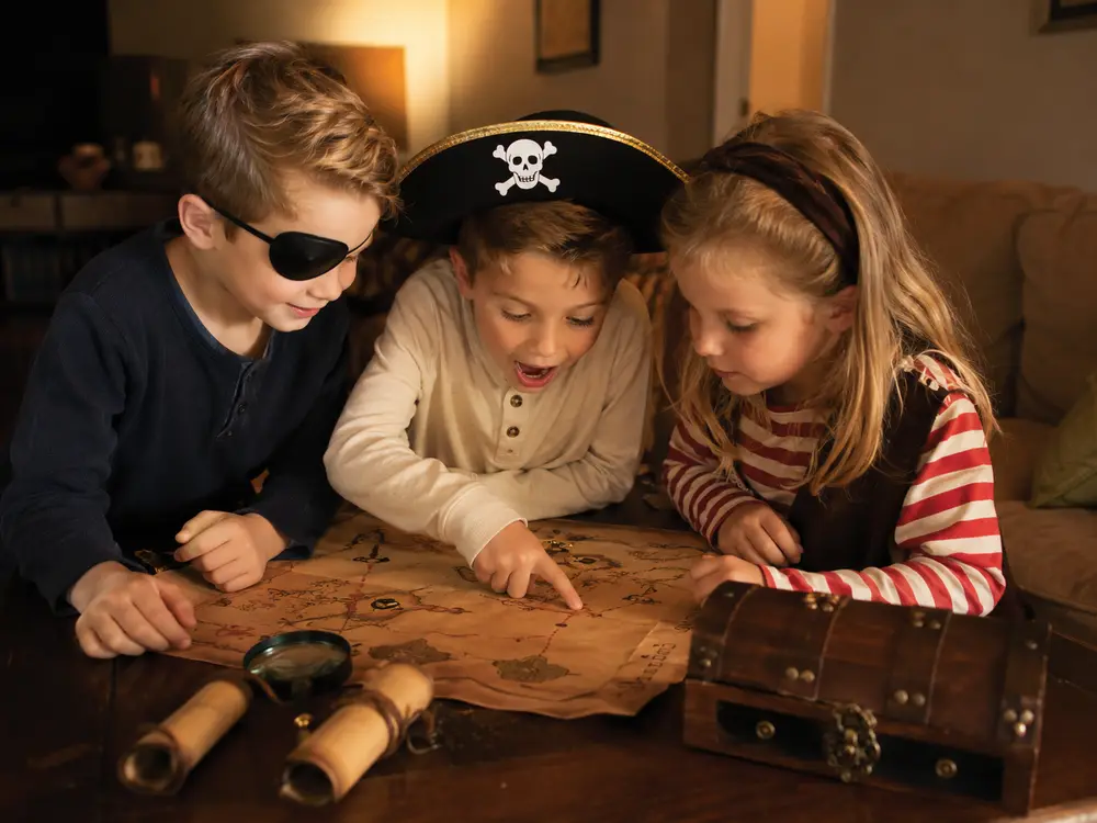 Kinderen van 5 jaar spelen samen een speurtocht op een kinderfeestje