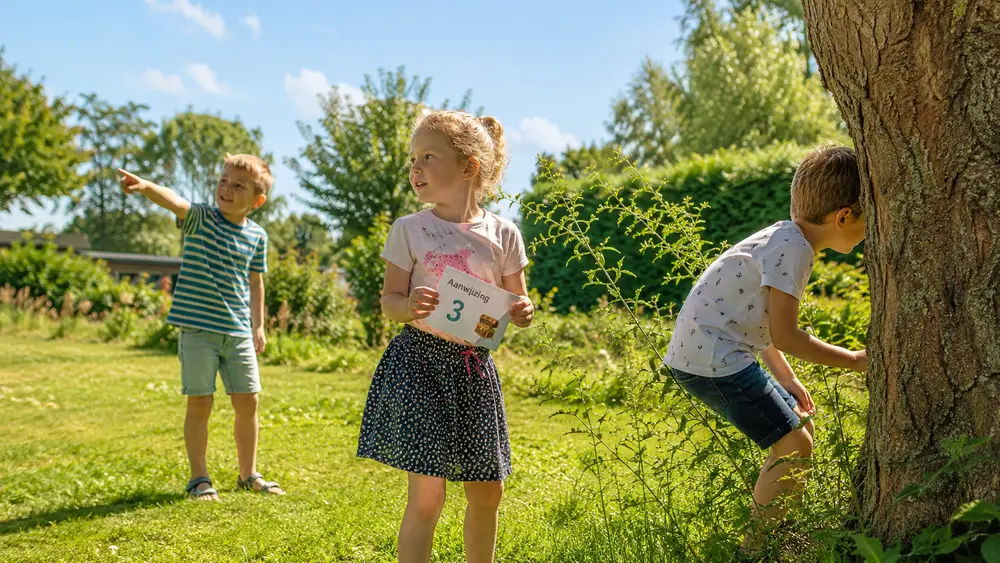 Kinderen van 6 jaar spelen samen een speurtocht op een kinderfeestje