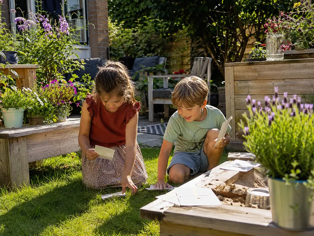 Kinderen van 8 jaar spelen samen een speurtocht op een kinderfeestje
